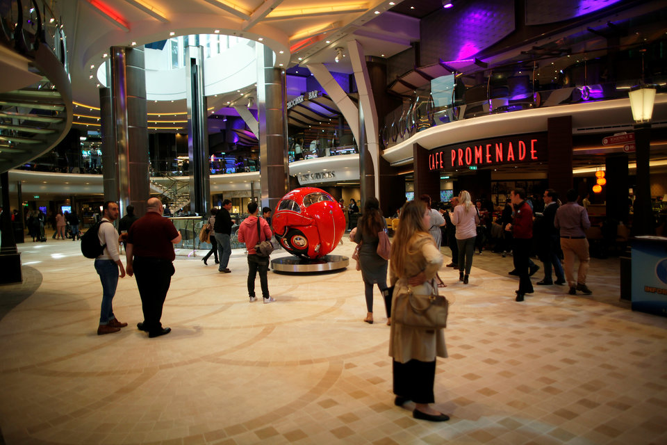 Khu Royal Promenade là một trong những địa điểm ăn uống hấp dẫn trên tàu Symphony of the Seas. Nơi đây bao gồm 40 nhà hàng và quán bar.