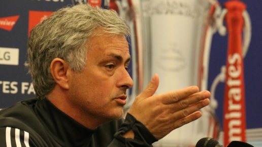  HLV Mourinho cất lời cảm ơn Fulham.