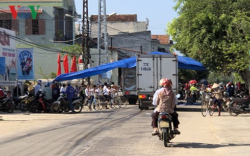 Người dân tràn ra đường gây cản trở giao thông.