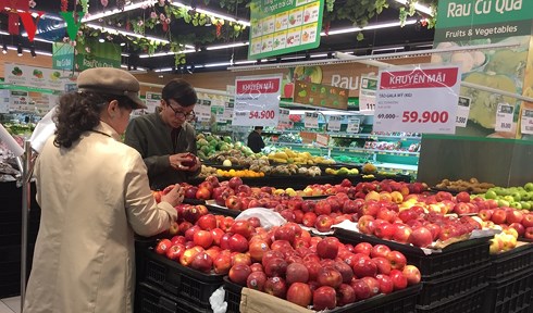 Giá thành thực phẩm sạch, thực phẩm hữu cơ kèm vô vàn chi phí trung gian và gánh nặng này đẩy lên vai của người tiêu dùng. (Ảnh: Vân Anh).