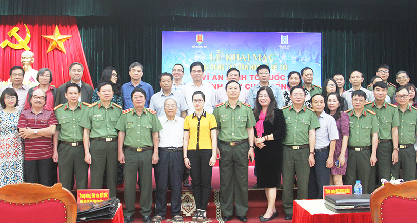 Các nhà văn dự trại sáng tác chụp ảnh lưu niệm với ban tổ chức và văn nghệ sĩ Quảng Ninh.