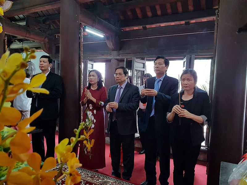 Các đại biểu dâng hương Các đại biểu T.Ư và tỉnh dâng hương tưởng niệm Đức thánh Trần Hưng Đạo.