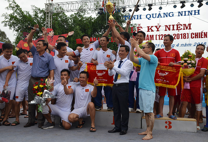 Giây phú ăn mừng chiến thắng.
