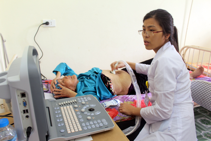Các y, bác sĩ siêu âm và tư vấn sức khỏe cho nhân dân
