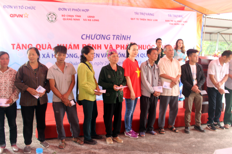 Nhiều hộ gia đình chính sách, hộ nghèo được nhận quà trong dịp nà