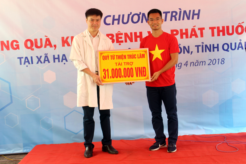 Qũy từ thiện Trúc Lâm trao tặng 31 triệ ... ai để mua thuốc cấp phát cho bà con