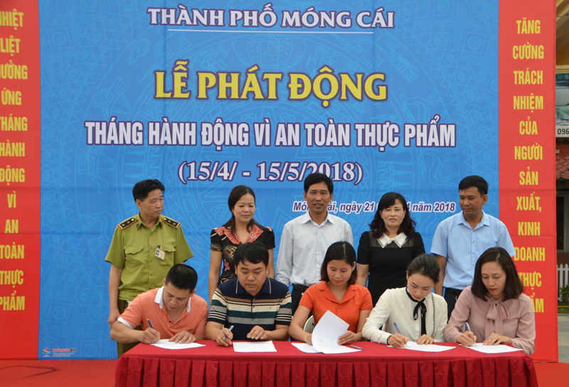 Các cơ sở kinh doanh thực phẩm ở TP Móng Cái ký cam kết chấp hành quy định về an toàn thực phẩm.