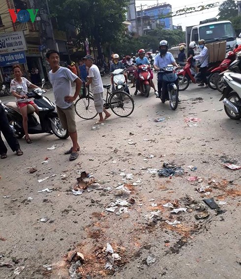 Nhiều mảnh vỡ bay ra đường.