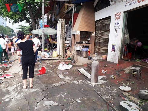 Nhiều ngôi nhà xung quanh bị hư hỏng sau nổ.
