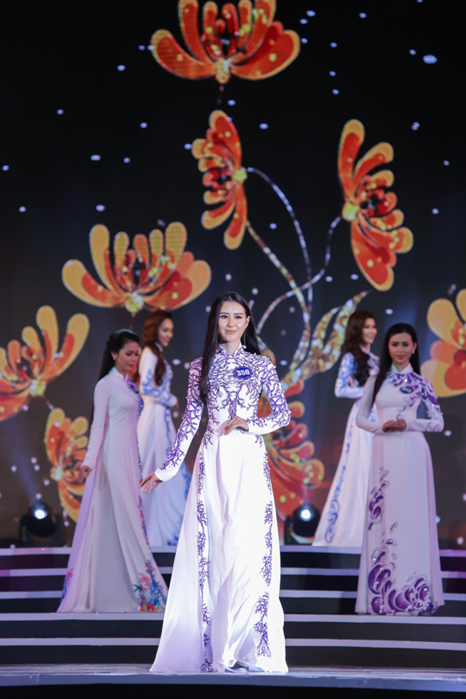 Bộ sưu tập phần thi áo dài được lấy ý tưởng từ những con sóng vỗ về, những rặng san hô từ đại dương