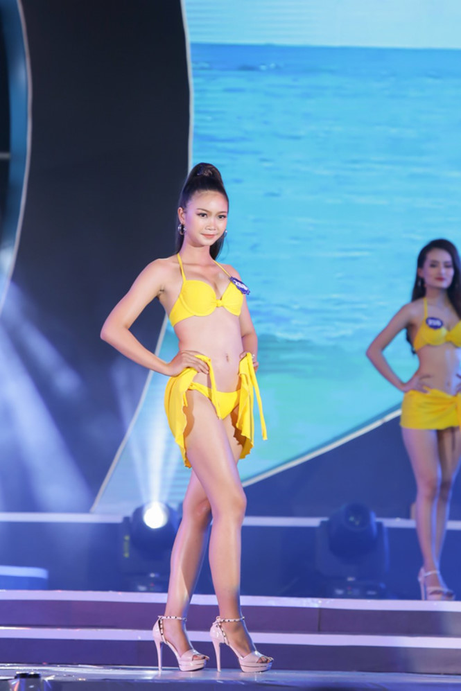 Không còn rụt rè như đêm bán kết, dàn người đẹp với sự hướng dẫn catwalk của Hoa hậu phụ nữ Việt Nam qua ảnh mùa đầu tiên - Bảo Ngọc đã bản lĩnh thể hiện thần thái quyến rũ, ngôn ngữ hình thể đẹp mắt trước sự ủng hộ của khán giả