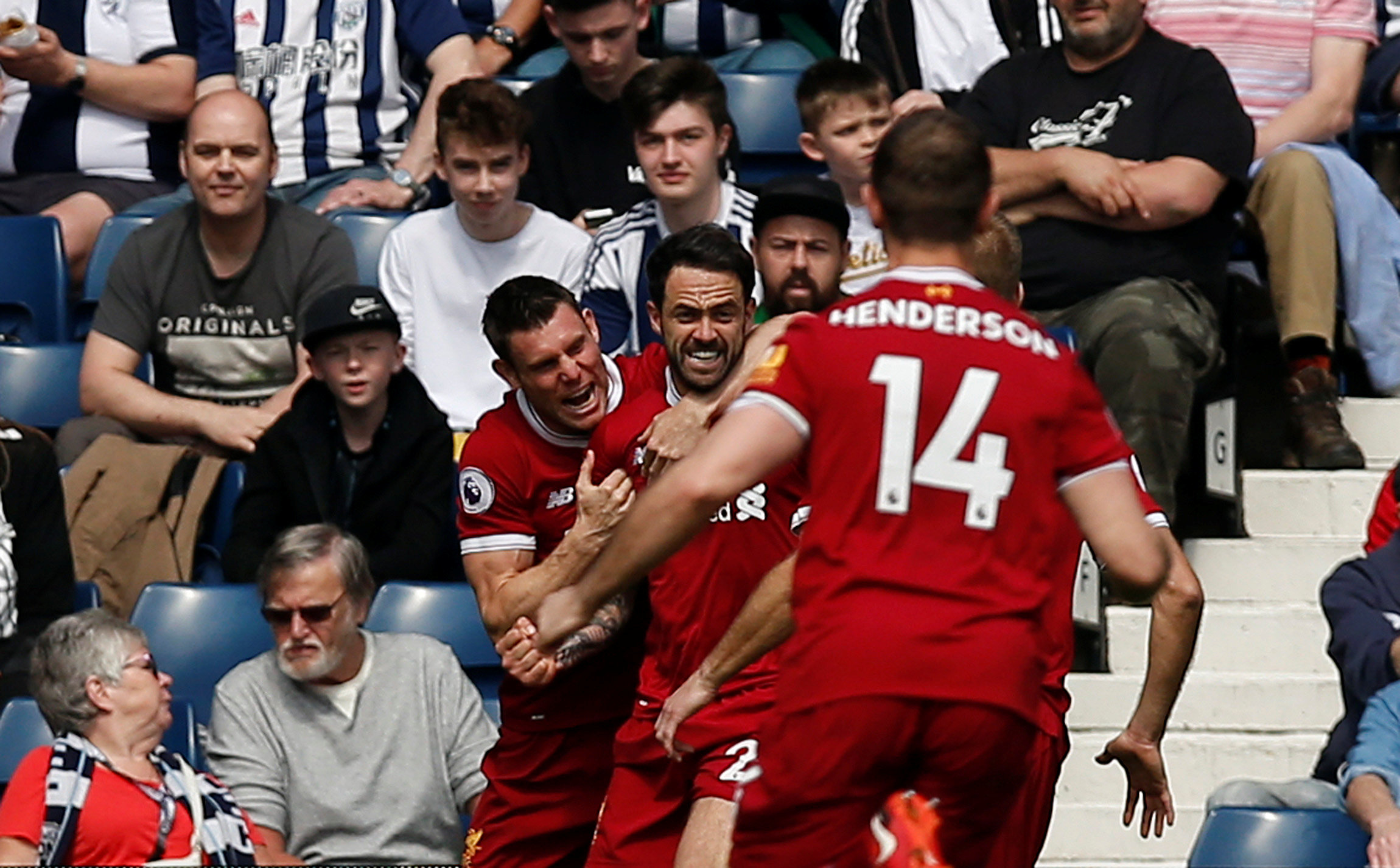  Niềm vui của các cầu thủ Liverpool sau khi Danny Ings mở tỉ số. Ảnh: REUTERS