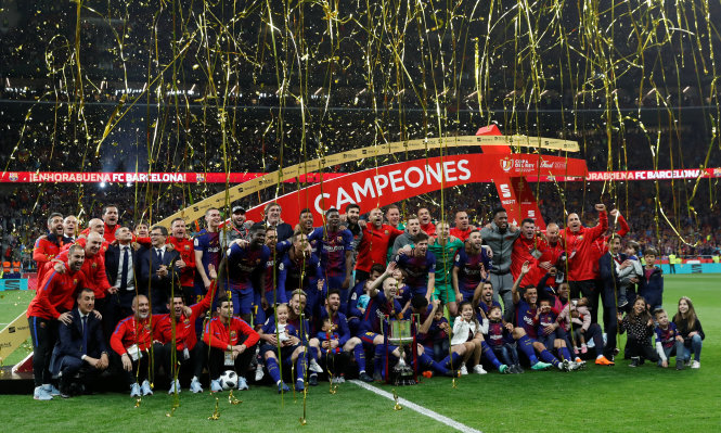  Các cầu thủ Barca ăn mừng chức vô địch. Ảnh: REUTERS