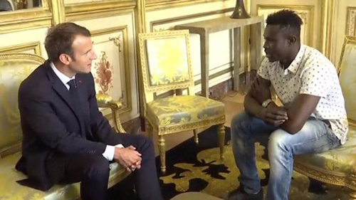 &nbsp;Tổng thống Emmanuel Macron gặp mặt Gassama tại Điện Elysee hôm qua. Ảnh: Reuters