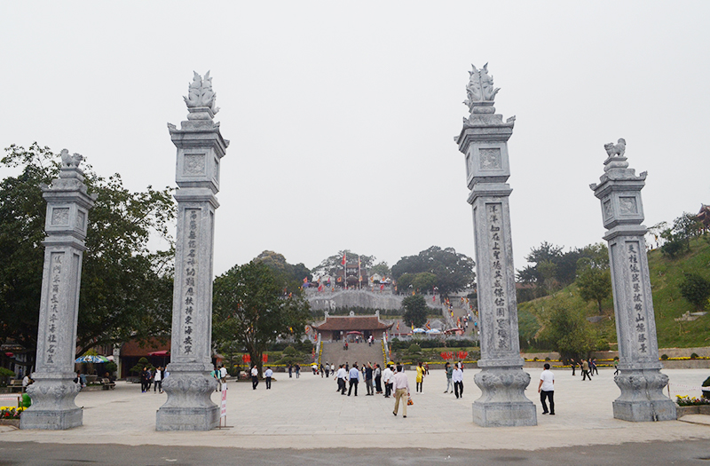 Đền Cửa Ông là một điểm đến thu hút đông đảo người dân, du khách bốn phương hằng năm.