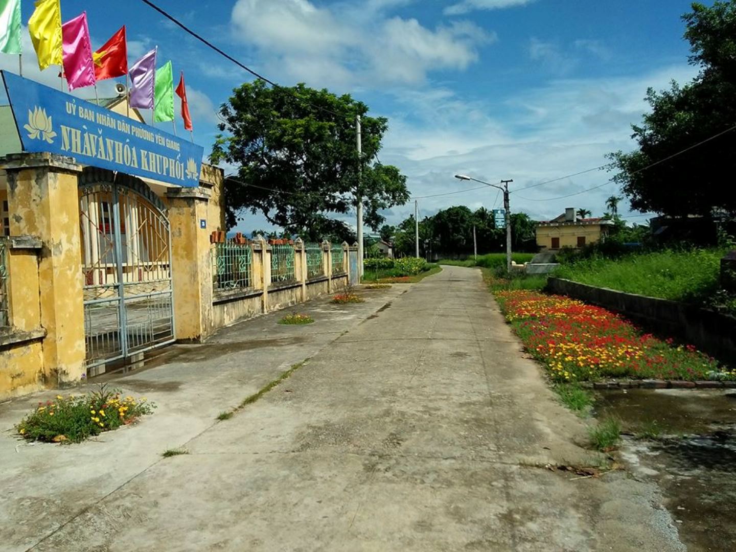 Những hàng rào hoa tại nhà văn hóa khu phố 1, phường Yên Giang, TX Quảng Yên tạo cảnh quan môi trường thông thoáng, xanh, sạch, đẹp
