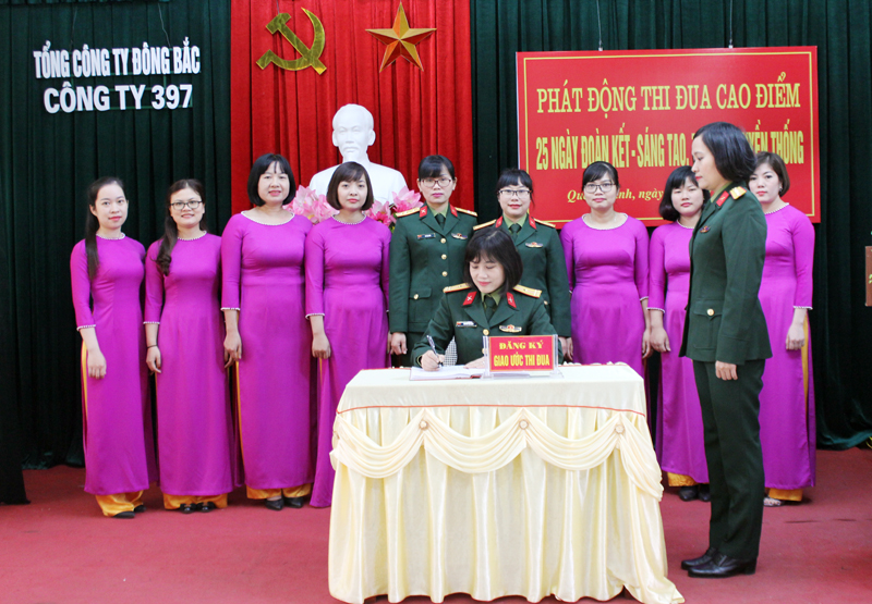 Cán bộ hội viên Hội Phụ nữ Công ty 397 ký kết thi đua 