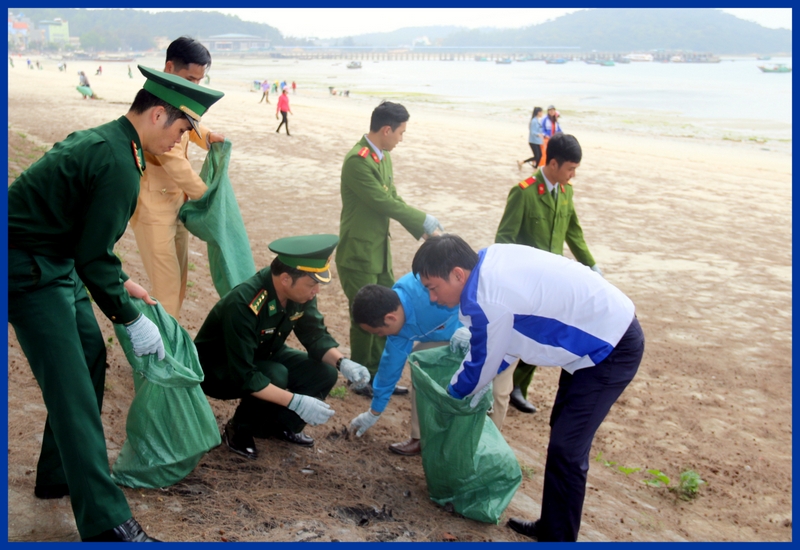 Lãnh đạo Tỉnh Đoàn cùng ĐVTN lực lượng công an, vũ trang trên địa bàn huyện Cô Tô cùng ra quân thu gom rác thải, làm sạch môi trường các bãi biển trên địa bàn huyện đảo.