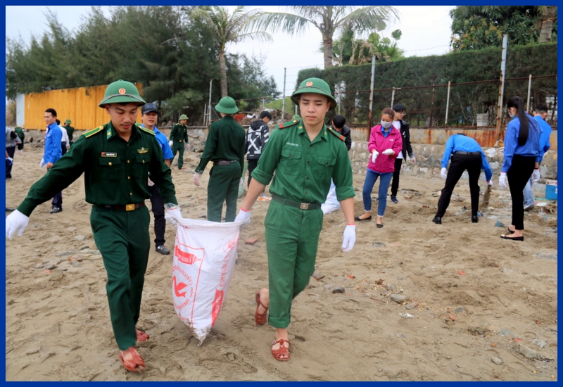 Trên địa bàn TP Hạ Long, lực lượng ĐVTN các đơn vị cũng tích cực tham gia hoạt động vệ sinh môi trường biển, thu gom rác thải ven bờ tại các khu vực trọng điểm.