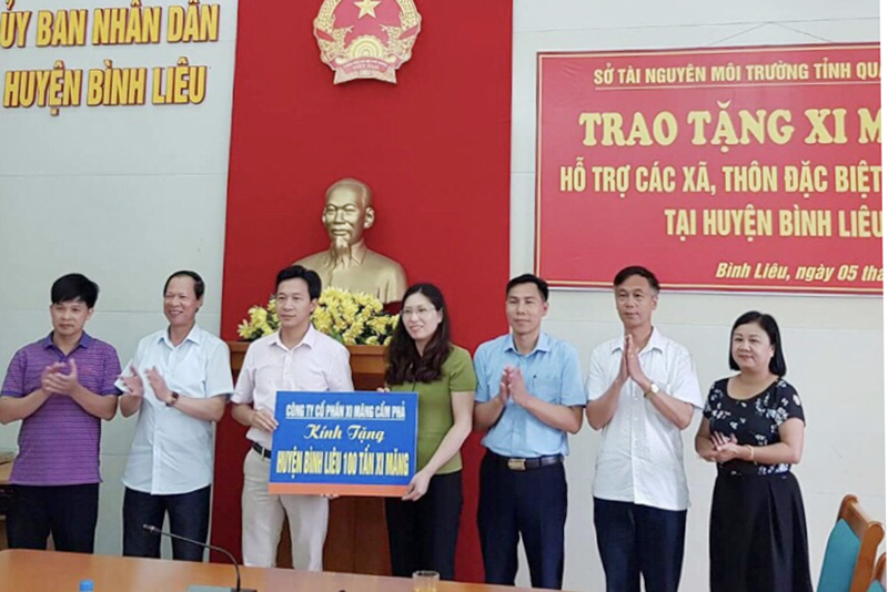 Lãnh đạo Công ty Cổ phần Xi măng Cẩm Phả trao hỗ trợ cho huyện Bình Liêu. Ảnh: Hoàng Gái (Trung tâm VH-TT Bình Liêu)