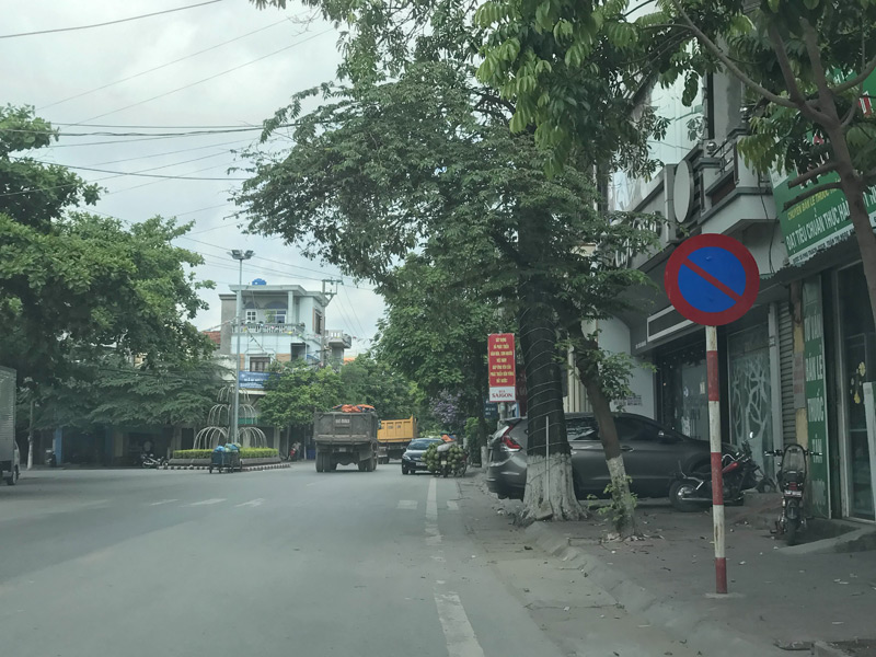 Mặc dù đã có biển cấm, thế nhưng nhiều phương tiện vẫn đỗ trên vỉa hè dành cho người đi bộ 