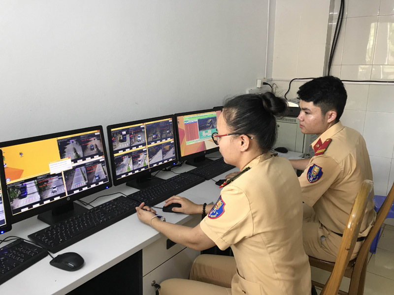 Lực lượng công an TX Quảng Yên theo dõi Camera để xử lý phạt nguội người điều khiển vi phạm Luật Giao thông đường bộ 