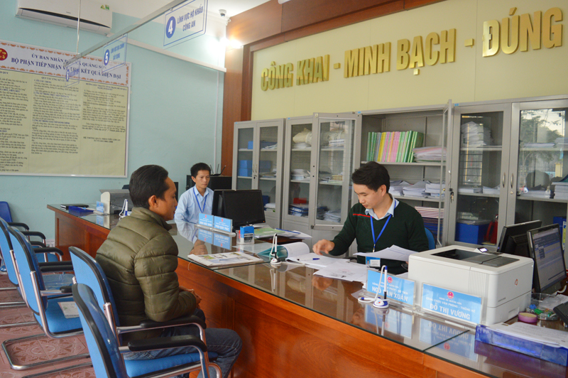 Nâng cao chất lượng giải quyết thủ tục hành chính là một trong những tiêu chí đạt CTCPL (Ảnh: Giải quyết TTHC tại xã Quảng Sơn, huyện Hải Hà).