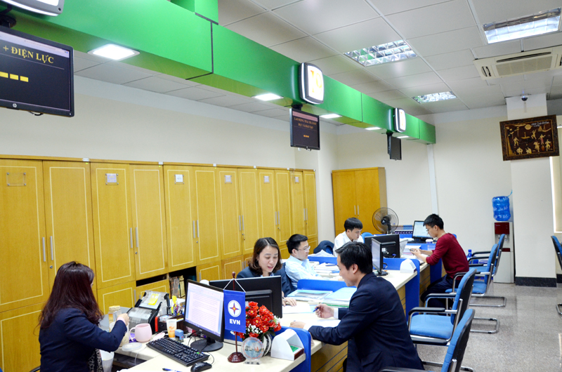 Cán bộ các Sở, ngành của tỉnh trực, tiếp nhận và xử lý các TTHC tại Trung tâm Hành chính công tỉnh