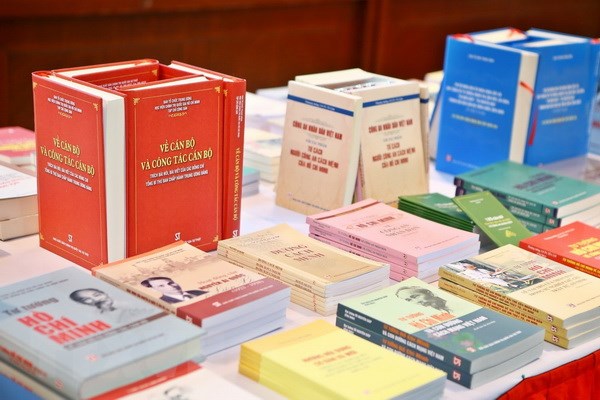 Các ấn phẩm được xuất bản của Nhà xuất bản Chính trị Quốc gia Sự thật. (Ảnh: Minh Quyết/TTXVN)