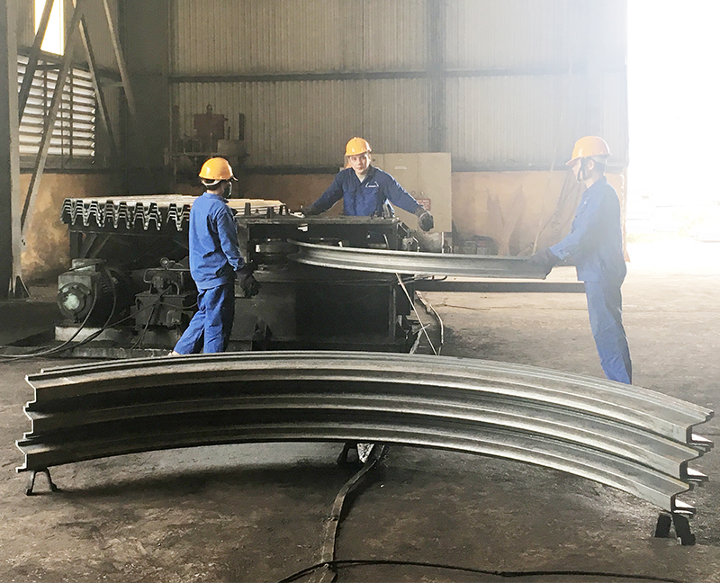 Uốn vỉ chống lò tại Công ty CP Cơ khí mỏ và đóng tàu TKV