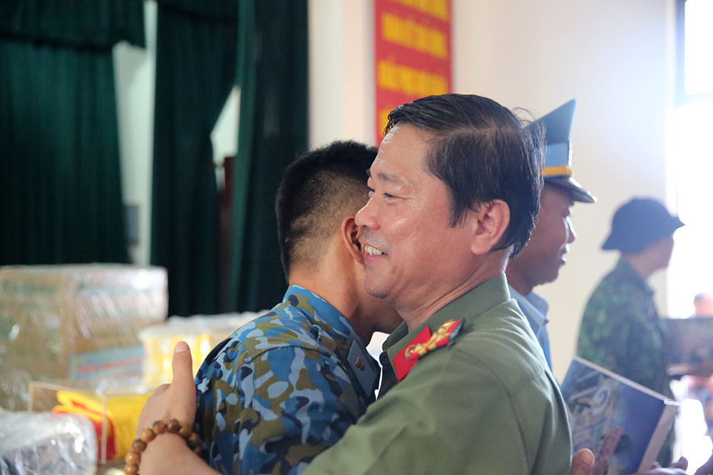 Hay cái ôm đầy tình cảm yêu thương của đất liền dành cho nơi tiền tiêu của Tổ quốc.