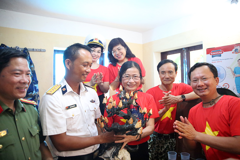 hay đơn giản chỉ là một nhành hoa được khéo léo làm bằng vỏ ốc.
