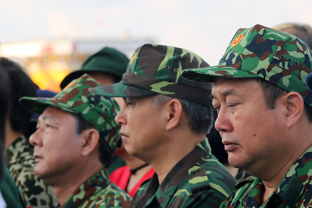 Trong giây phút thiêng liêng đầy xúc động, những giọt nước mắt đã rơi.