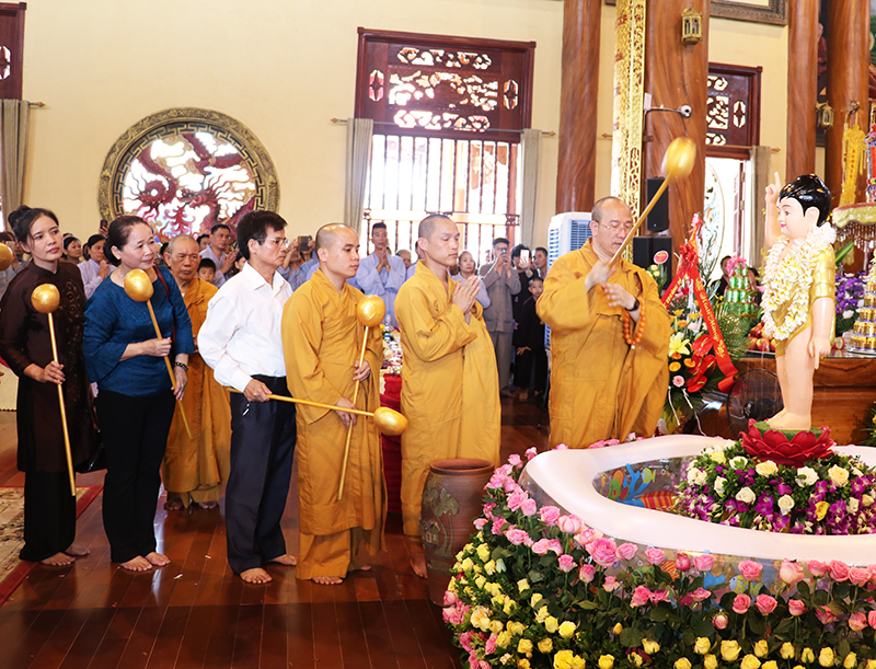 Tăng ni, phật tử chùa Ba Vàng dự lễ tắm phật