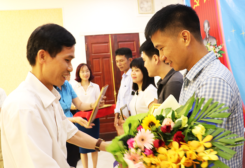 Đại diện Công đoàn cấp trên khen thưởng các đơn vị công đoàn TP Uông Bí đạt thành tích