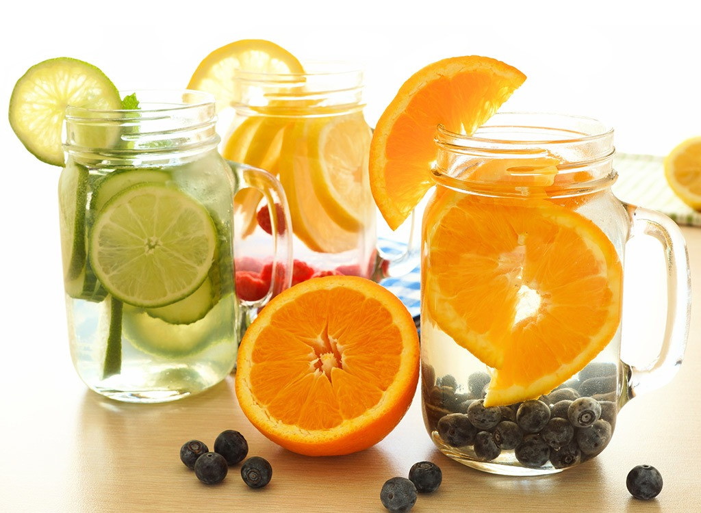 Trái cây họ cam quýt: Cam, chanh...là những trái cây giàu vitamin C, giúp tăng cường khả năng miễn dịch của cơ thể. Một ly nước cam, chanh với chút đá có thể khôi phục lại sự cân bằng của chất điện giải và bổ sung các khoáng chất bị mất. Ảnh: Eatthis.