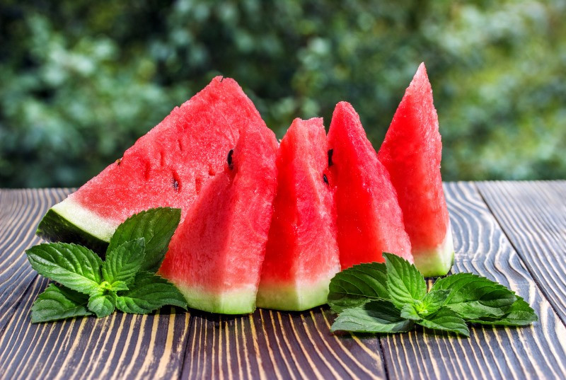 Dưa hấu: Cũng chứa 91% nước, dưa hấu còn giàu lycopene, giúp cơ thể bảo vệ các tế bào khỏi bị tổn thương do ánh nắng mặt trời và cải thiện làn da của bạn. Bạn có thể bắt đầu ngày mới với vài lát dưa hấu ngon ngọt hoặc ăn nhẹ giữa các bữa ăn. Tránh ăn bất cứ thứ gì cùng dưa hấu. Ảnh: Wellbeing.