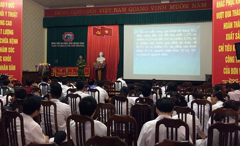 Giảng viên Trung tâm phổ biến kiến thức về PCCC& CNCH cho CBNV Bệnh viện.