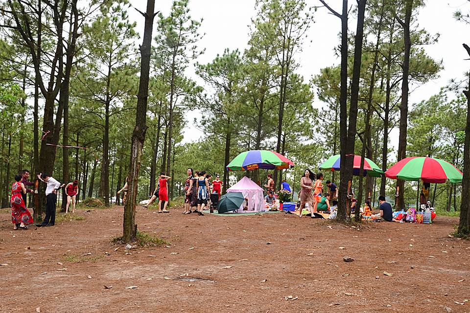 Khách du lịch trải nghiệm hồ Yên Trung.