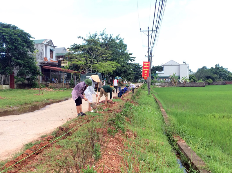 Người dân thôn Trại Dinh, xã Đầm Hà, tích cực vào cuộc triển khai xây dựng thôn NTM kiểu mẫu.