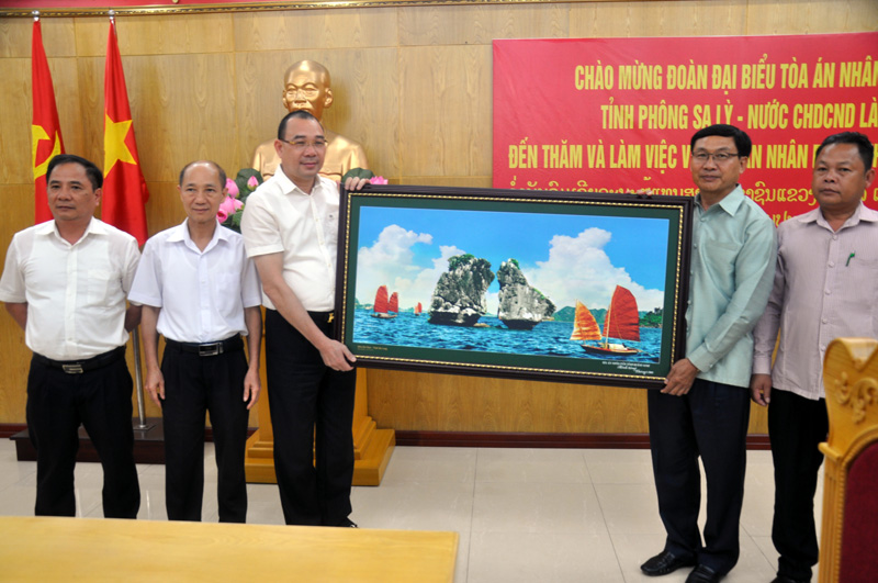 Lãnh đạo TAND tỉnh Quảng Ninh tặng quà lưu niệm cho Đoàn cán bộ TAND tỉnh Phong Sa Lỳ. 