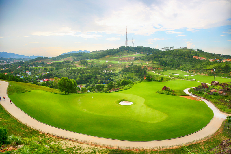 Khu nghỉ dưỡng cao cấp có sân golf của Tập đoàn FLC đã tạo thêm sản phẩm du lịch đặc sắc cho Quảng Ninh. ( Ảnh: Hùng Sơn)