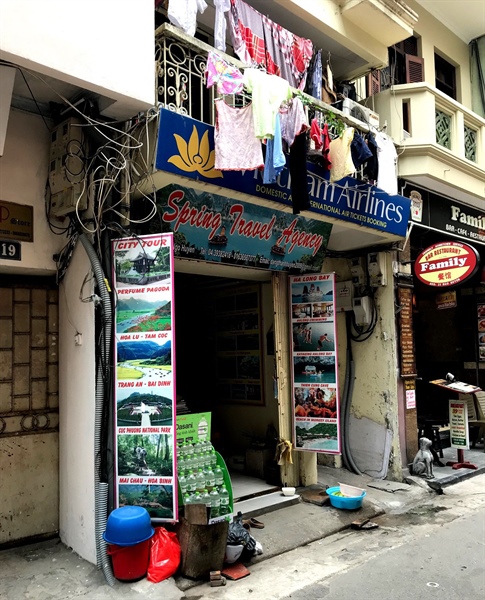 Thời điểm cơ quan chức năng kiểm tra, Văn phòng du lịch Spring Travel Agency, 21 Ngõ Huyện, Hoàn Kiếm, Hà Nội không có người làm việc (Ảnh chụp lúc 14h30’ ngày 22.5)