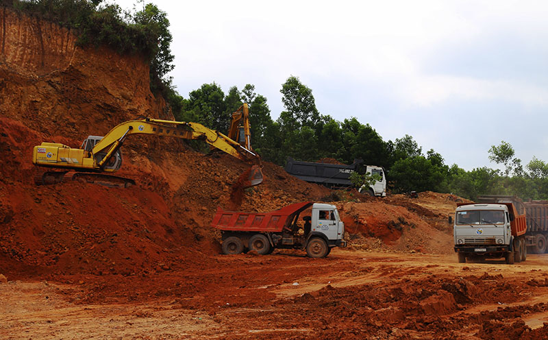 Cùng với các trại giống đang khẩn trương thi công, việc san lấp mở rộng mặt bằng dự án cũng được Nhà đầu tư đẩy nhanh tiến độ.