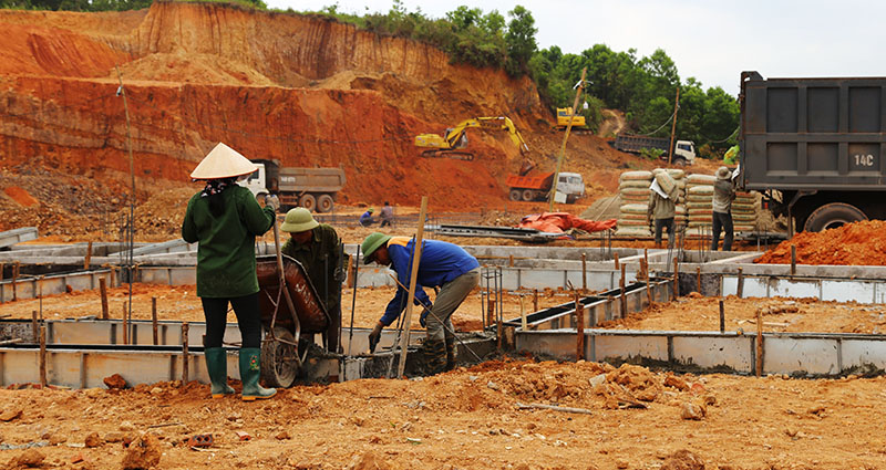 Khu phụ trợ như: Nhà văn phòng làm việc, nhà ăn công nhân cũng bắt đầu được thi công.