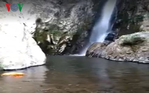 Thi thể anh Kiện được đưa ra khỏi khu vực thác Lao Phào trong rừng Phan Dũng.