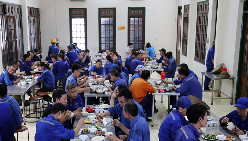 Nhà ăn công nhân Công ty CP Than Hà Tu được lắp đặt hệ thống điều hòa đảm bảo cho người lao động trong đợt nắng nóng.