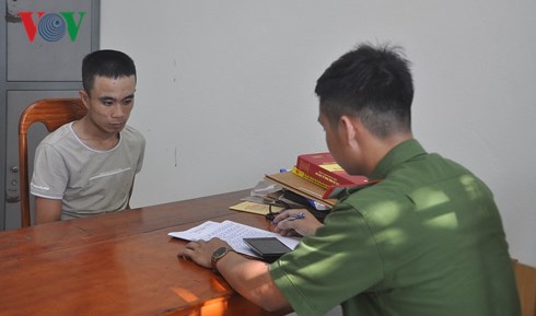 Lực lượng chức năng lấy lời khai Nguyễn Tấn Lợi.