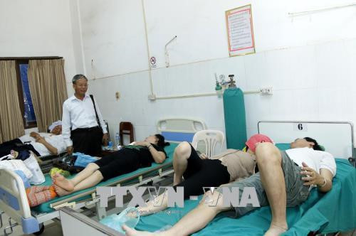 Ông Trần Công Thịnh, tổng Lãnh sự Việt Nam tại Savannakhet, đang thăm hỏi các nạn nhân của vụ tai nạn. Ảnh: TTXVN.