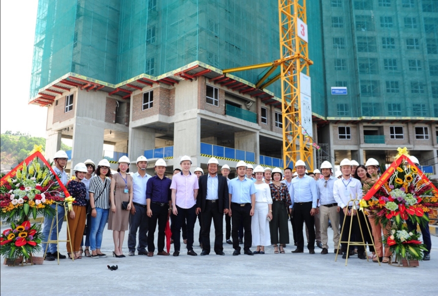 Đại diện Chủ đầu tư DOJILAND và các đối tác làm lễ chính thức cất nóc toà S1 khu căn hộ hạng A The Sapphire Residence